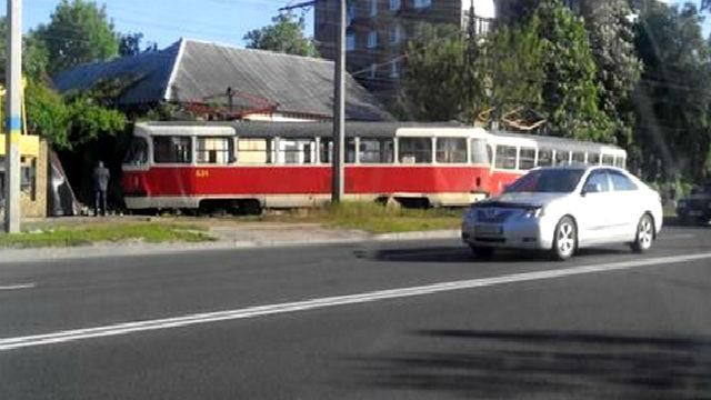 В Харькове трамвай врезался в жилой дом