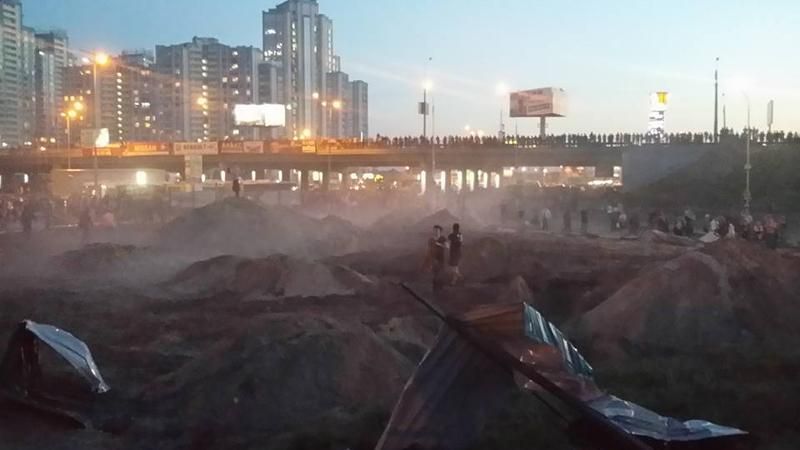 У зіткненнях на Осокорках у Києві постраждало 30 активістів, — "Червоний хрест" У зіткненнях на Осокорках у Києві постраждало 30 активістів, — "Червоний хрест"