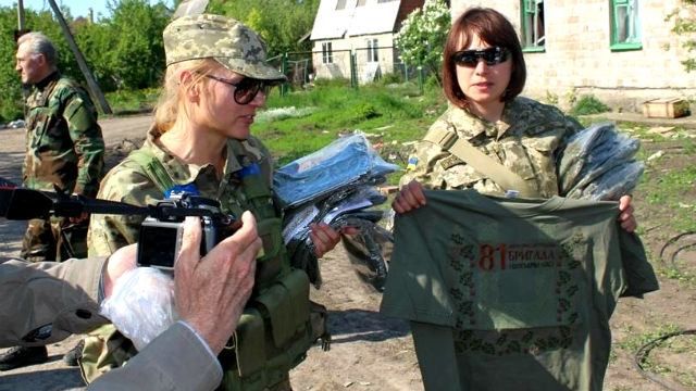 Бійцям ВДВ передали камуфляжні вишиванки