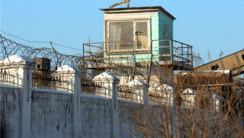 В Росії сто ув'язнених порізали собі вени під час заворушень В Росії сто ув'язнених порізали собі вени під час заворушень