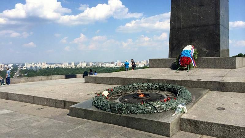 Фото дня: біля Вічного вогню у Києві квіти з російським прапором