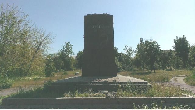 В Северодонецке снесли памятник советскому деятелю