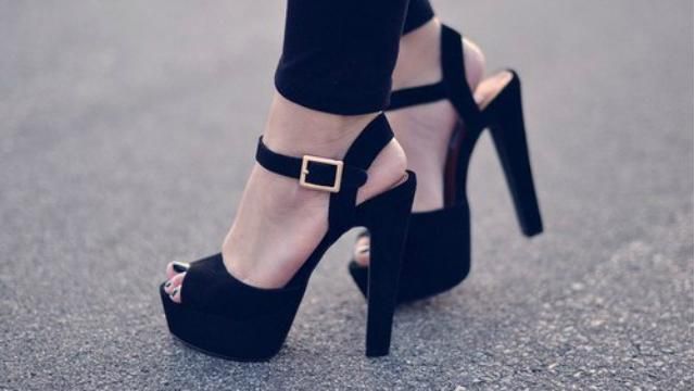 В Каннах разгорелся скандал из-за высоких каблуков В Каннах разгорелся скандал из-за высоких каблуков