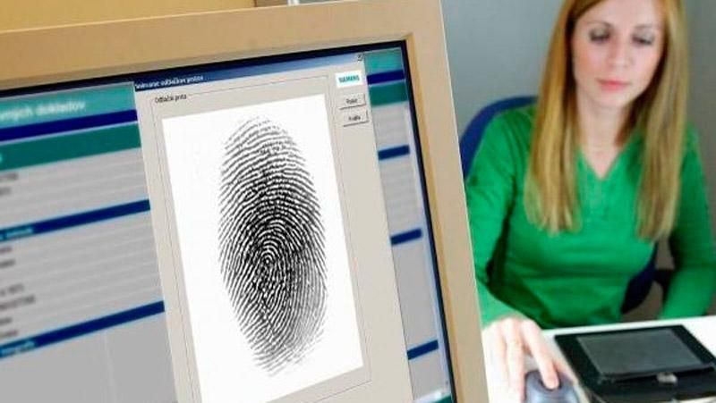 Стало відомо, коли українцям видаватимуть нові пластикові паспорти Стало відомо, коли українцям видаватимуть нові пластикові паспорти