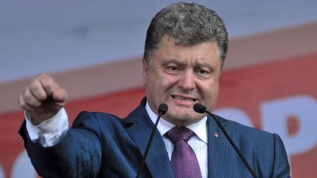 Порошенко насварив міграційну службу Порошенко насварив міграційну службу