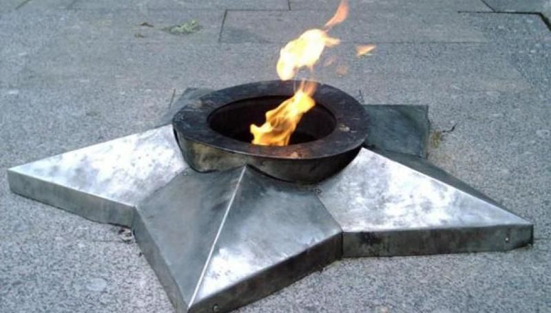 У Росії спалили у Вічному вогні вінки і підсмажили на ньому картоплю