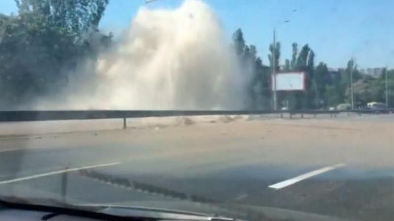 У Києві машини рятувалися від фонтану кип'ятку
