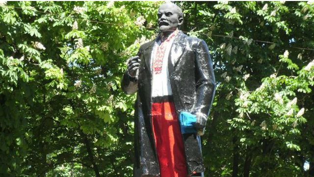 Ко Дню вышиванки даже Ленин "надел" национальный костюм