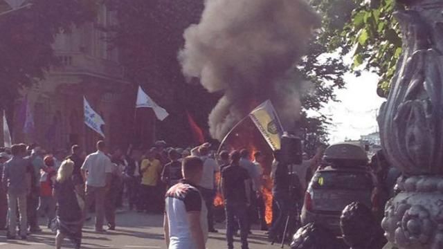 Під Радою сутички, горять шини