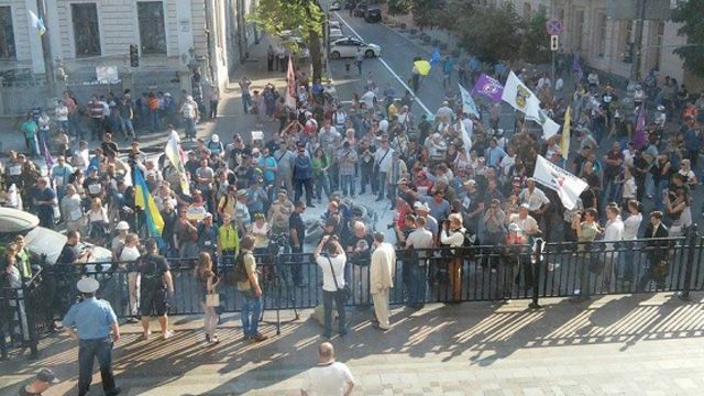 Митингующие начали расходиться из-под Рады,  — МВД