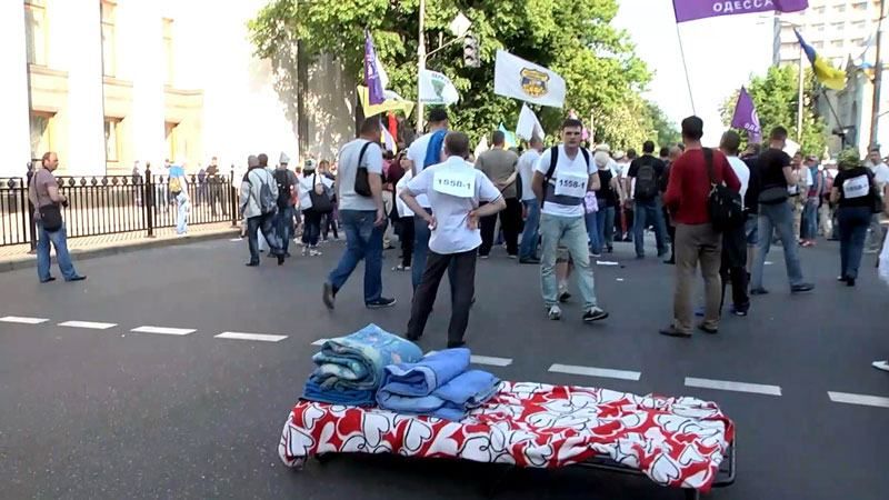 Под Радой бунтовали нетрезвые банковские должники