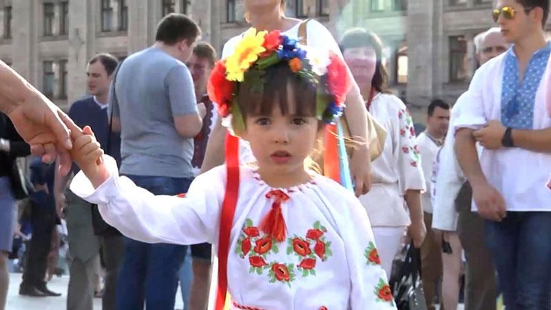 У Києві відбувся масовий парад вишиванок