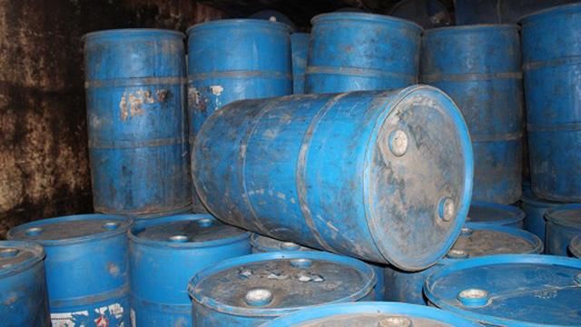 Столичная милиция нашла подпольный склад с суррогатным алкоголем на миллион гривен Столичная милиция нашла подпольный склад с суррогатным алкоголем на миллион гривен