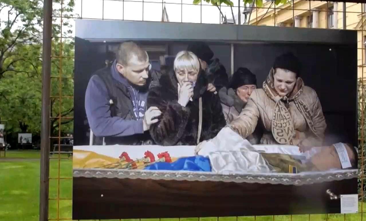 Какая цена удачного кадра: фотографии Донбасса в Праге Какая цена удачного кадра: фотографии Донбасса в Праге