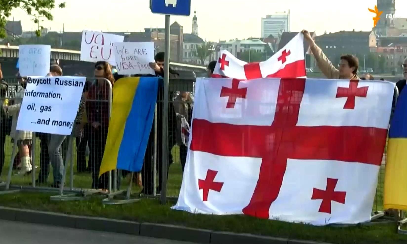 Другий день саміту у Ризі розпочався з протестів українців та грузинів Другий день саміту у Ризі розпочався з протестів українців та грузинів