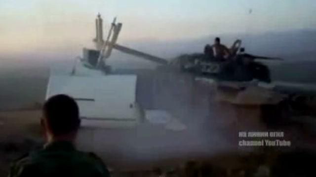 Террористы ради развлечения раздавили танком микроавтобус