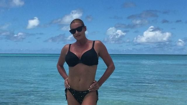 Волочкова привселюдно цілувалася з подругою Волочкова привселюдно цілувалася з подругою