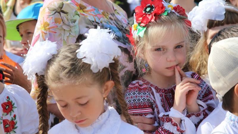 Фото дня: Школярі у вишиванках на останньому дзвонику у Криму