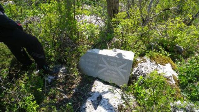 "Міжнаціональна дружба" в анексованому Криму: вандали пошкодили пам'ятник депортованим татарам "Міжнаціональна дружба" в анексованому Криму: вандали пошкодили пам'ятник депортованим татарам