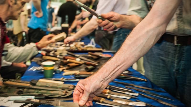 В Киеве на фестивале железа кузнецы изготавливали ножи для бойцов АТО
