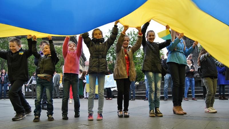 У Львові півтисячі волонтерів зібралися на живий ланцюг