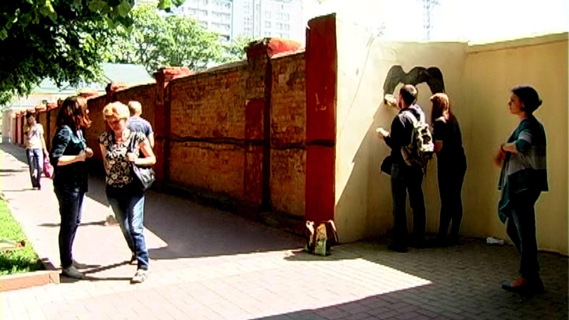 У Хмельницькому створили вуличні картинні галереї У Хмельницькому створили вуличні картинні галереї