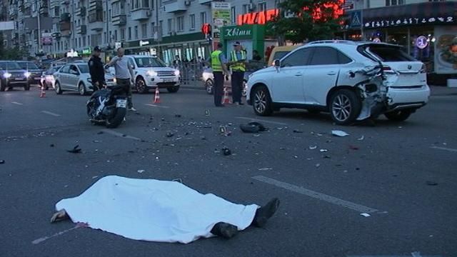 В центре Киева женщина за рулем гламурного Lexus сбил насмерть мотоциклиста