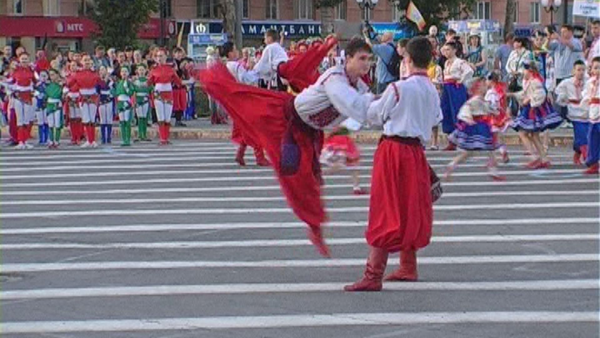 В Херсоне на улице станцевали гопак В Херсоне на улице станцевали гопак