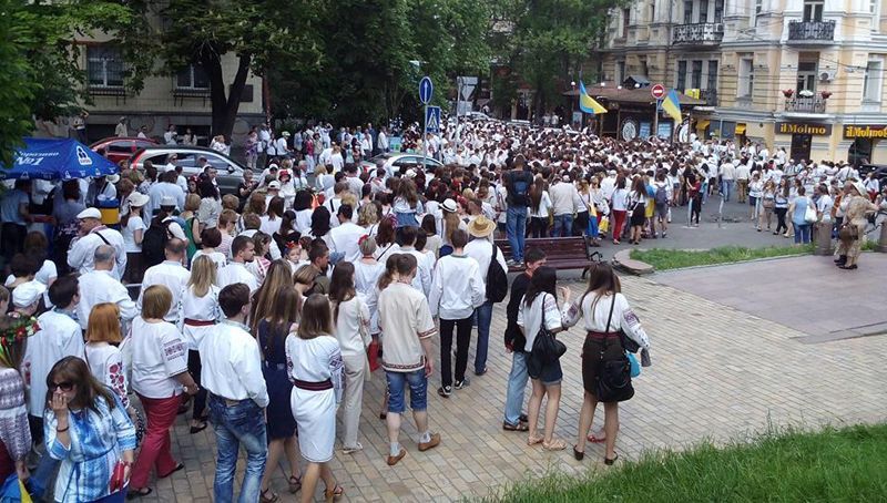 Кияни вийшли на мегамарш вишиванок Кияни вийшли на мегамарш вишиванок