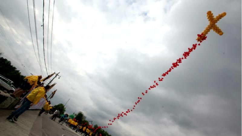 В Москве запустили 25-метровый православный крест из воздушных шаров