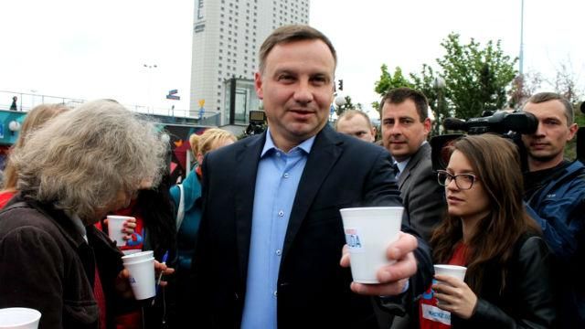 Анджей Дуда просто посеред вулиці роздавав каву Анджей Дуда просто посеред вулиці роздавав каву