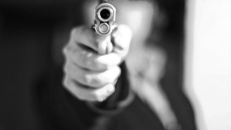 В Харьковской области мужчина расстрелял двух человек и взял заложников В Харьковской области мужчина расстрелял двух человек и взял заложников