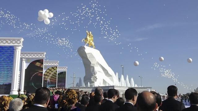 В Туркменистане установили 21-метровый позолоченный памятник президенту