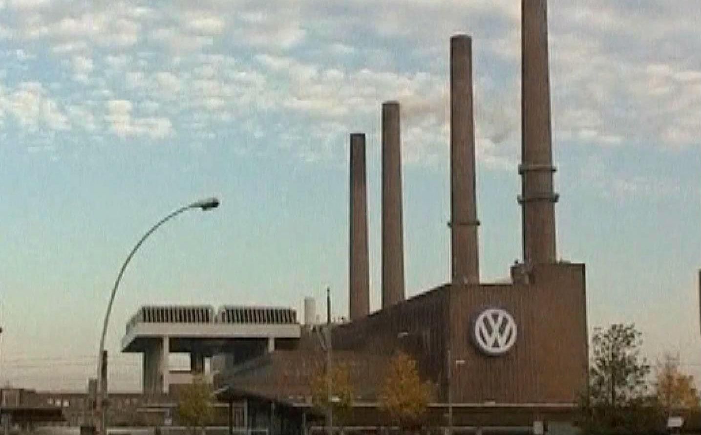 Гітлер особисто заклав перший камінь у фундамент заводу Volkswagen Гітлер особисто заклав перший камінь у фундамент заводу Volkswagen