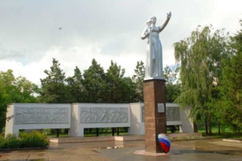 Житель Кубани получил 4 года за свастику и символ "Правого сектора" на братской могиле