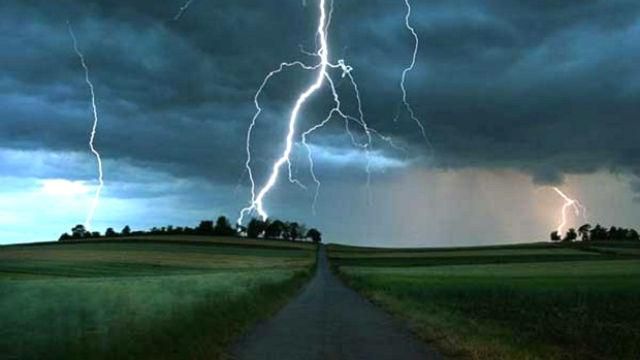 В Тернопольской области молния убила мужчину В Тернопольской области молния убила мужчину