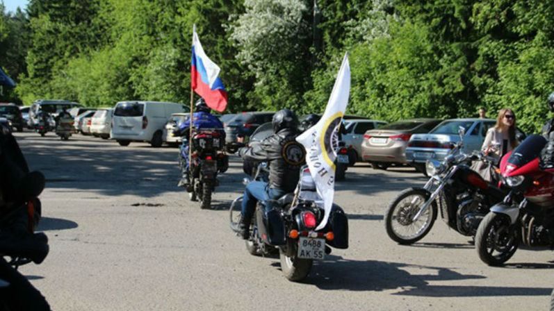 Российские байкеры устроили "коридор позора" гостям из Польши