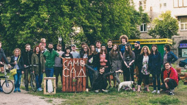 Кияни зайшли на територію російського посольства і зробили там сад Кияни зайшли на територію російського посольства і зробили там сад