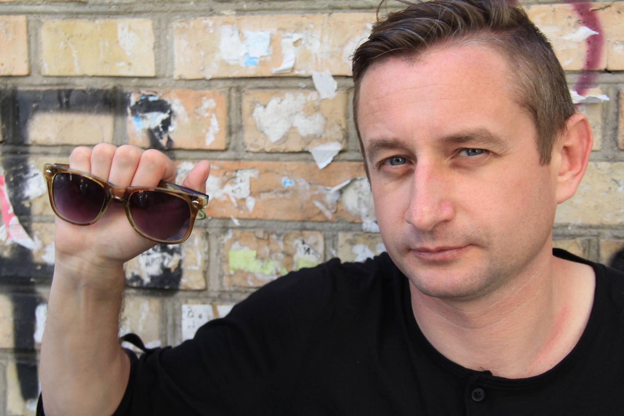 Очки Жадана можно купить на онлайн-аукционе для помощи бойцам АТО Очки Жадана можно купить на онлайн-аукционе для помощи бойцам АТО