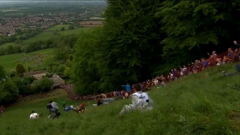 Британцы снова гонялись за сыром Британцы снова гонялись за сыром