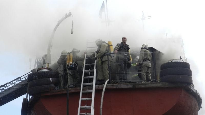 Пожар на воде: в Херсоне горело судно