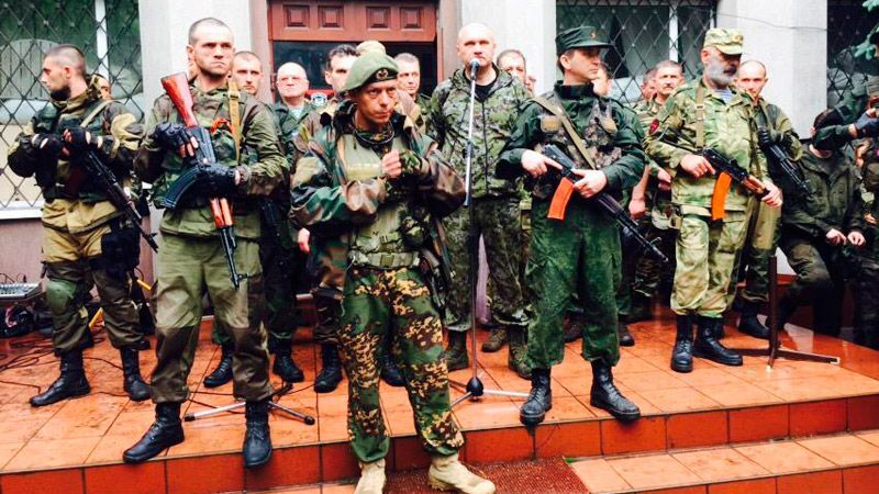 Озброєні терористи ховають вбитого ватажка Мозгового Озброєні терористи ховають вбитого ватажка Мозгового