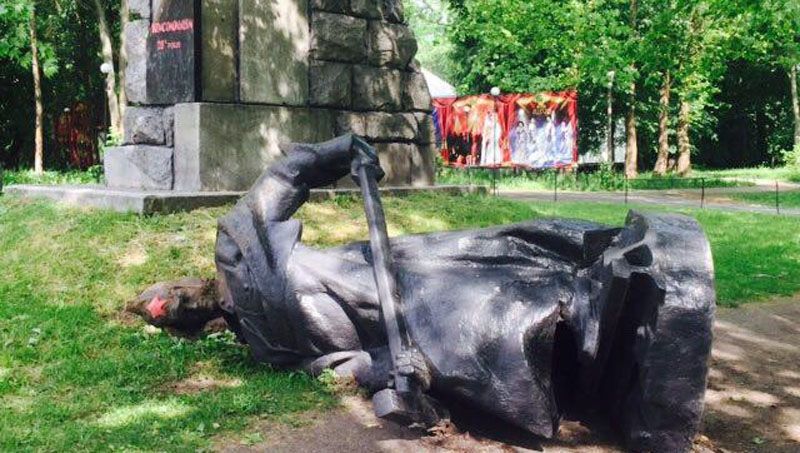 Декоммунизация в Киеве: за ночь снесли три памятника Декоммунизация в Киеве: за ночь снесли три памятника