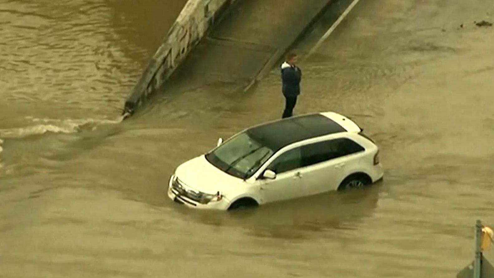 США залило дождями: есть погибшие и пропавшие без вести США залило дождями: есть погибшие и пропавшие без вести