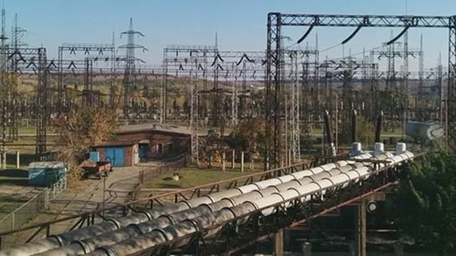 Снаряд попал в один из блоков Луганской ТЭС, часть области обесточена Снаряд попал в один из блоков Луганской ТЭС, часть области обесточена