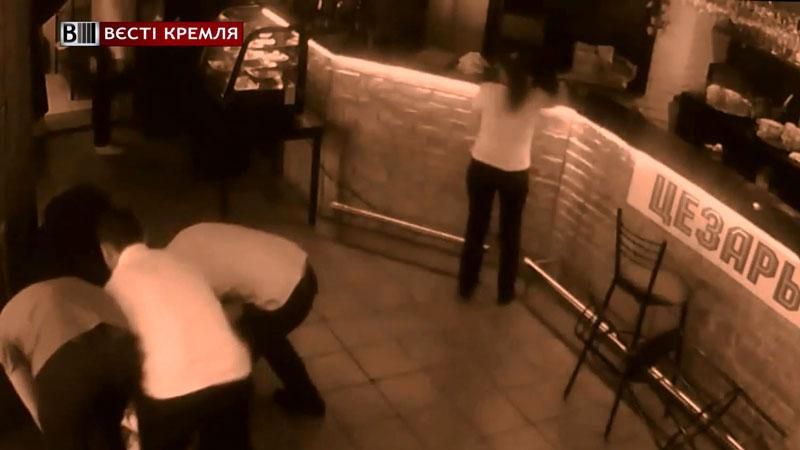 В России официантка нокаутировала одного из посетителей бара