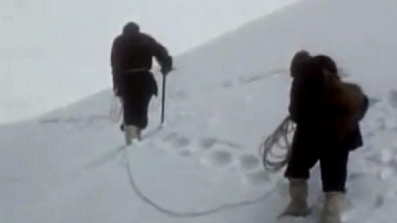 Первый покоритель Эвереста оставил на вершине шоколад и паспорт Первый покоритель Эвереста оставил на вершине шоколад и паспорт