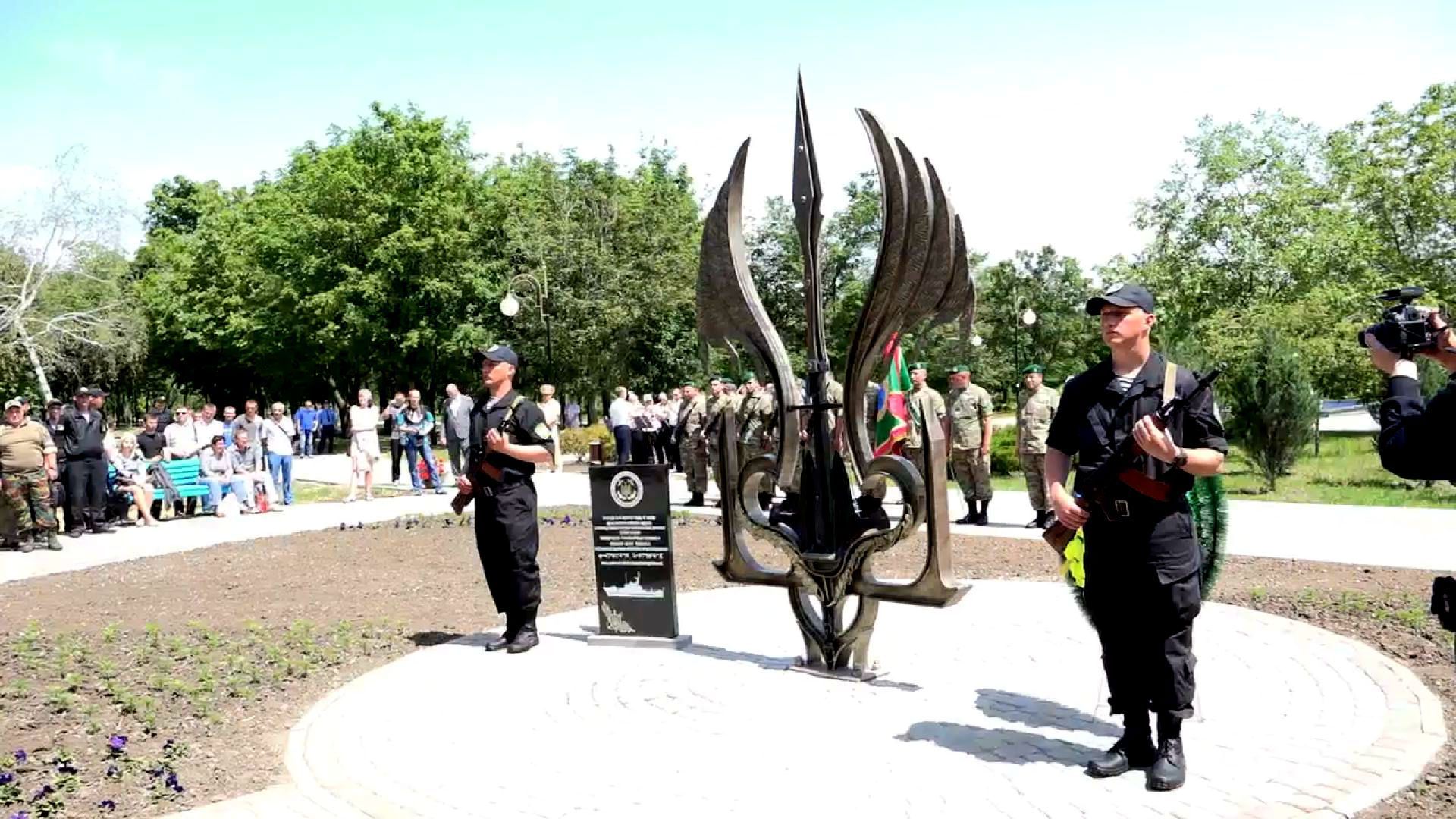 Маріупольці встановили пам'ятник своїм захисникам