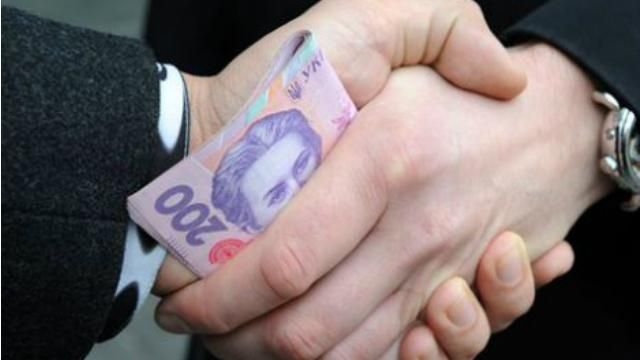 На Київщині податківець попався на хабарі На Київщині податківець попався на хабарі