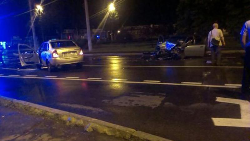 У Донецьку п'яні бойовики влаштували смертельну аварію У Донецьку п'яні бойовики влаштували смертельну аварію